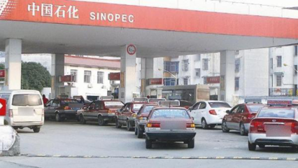 加油工疏忽,95號油加成92號,車主當(dāng)即發(fā)飆要求賠車